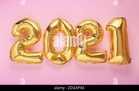 2021 year air balloon numbers on pink background. Happy New year eve invitation with Christmas gold foil balloons 2021. Flat lay long web banner Stock Photo