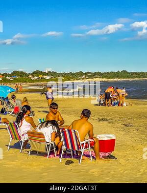 Pouf in rattan con riviste in bagno elegante Foto stock - Alamy