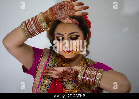 A beautiful Indian woman wearing a colorful Sari Stock Photo - Alamy
