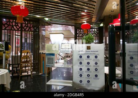Empty Chinese restaurant with white chairs &  tablecloths. Lack of business during Tier 2 Covid19 restrictions. Jun Ming Xuan, Colindale, London. Stock Photo