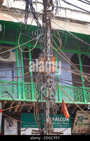 Spaghetti junction. Tangled mass of overhead  electrical and telecommunications cabling, Old Delhi, India Stock Photo