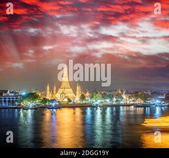 Night view of Wat Arun Ratchawararam temple. Beautiful sunset at Chao Phraya river, landmark thailand tourist spot, Bangkok - Th Stock Photo