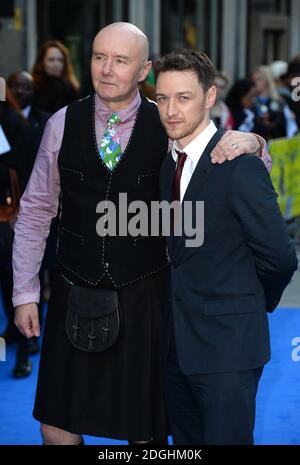 Irvine Welsh e James McAvoy arrivano alla prima di Filth all'Odeon West End  di Londra Foto stock - Alamy