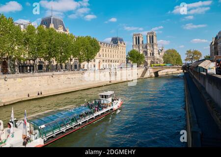 PARIS, FRANCE - Apr 20, 2018: zu sehen ist Fluss Seine in Paris mit der Kathedrale Notre-Dame de Paris vor dem Brand in der Kathedrale Stock Photo