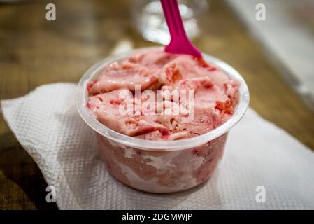 Strawberry ice cream - Wikipedia