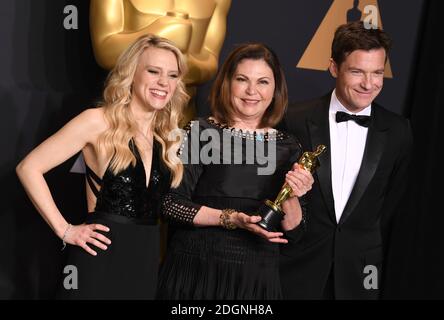 Costume designer Colleen Atwood (C), winner of the award for Costume Design for 'Fantastic Beasts and Where to Find Them,' poses with presenters Kate McKinnon (L) and Jason Bateman in the press room of the 89th Academy Awards held at the Dolby Theatre in Hollywood, Los Angeles, CA, USA.  Picture date Sunday February 26, 2017. Picture credit should read Doug Peters/ EMPICS Entertainment.  Stock Photo