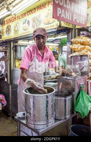 Vendor preparing and selling panipuri on Chowpatty beach in south Mumbai, India Stock Photo