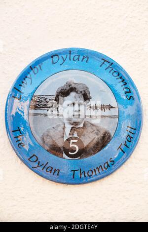PLAQUE MARKING THE BIRTHPLACE OF WELSH POET DYLAN THOMAS AT 5 CWMDONKIN ...