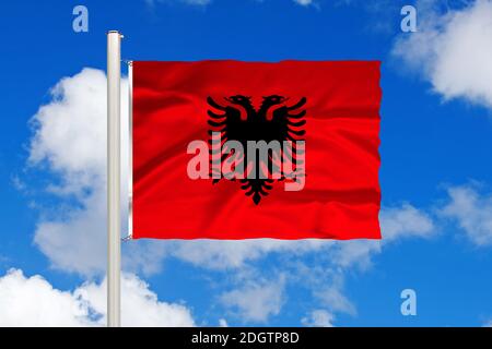 Südeuropa, Balkan, Bosnien und Herzegowina, Flagge, Nationalflagge, Fahne,  Nationalfahne, Cumulus Wolken vor blauen Himmel Stock Photo - Alamy