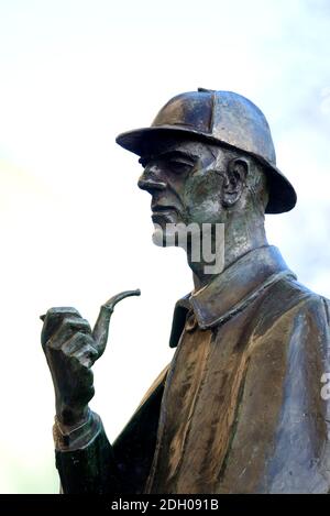 London, England, UK. Statue of Sherlock Holmes (John Doubleday: 1999) outside Baker Street tube station Stock Photo