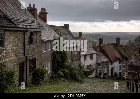 Gold Hill, steep cobbled street in the town of Shaftesbury, Dorset, England, UK. Often described as 'one of the most romantic sights in England.' Stock Photo