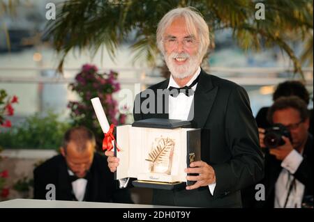 Austrian director Michael Haneke posing with the Palme d'Or award he received for the film 'The White Ribbon', at a photo call following the awards ceremony, during the 62nd International film festival in Cannes, southern France, Sunday, May 24, 2009. Stock Photo