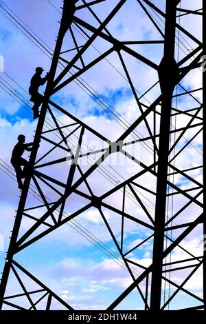 Elektriker reparieren Stromleitung am Strommast Stock Photo