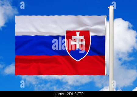 Europa, Mitteleuropa, Slowakei, Nationalfahne, Nationalflagge, Fahne, Flagge, Flaggenmast, Cumulus Wolken vor blauen Himmel, Stock Photo