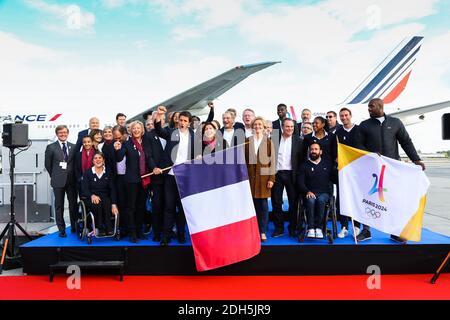 Paris Mayor Anne Hidalgo (C) poses with Paris 2024 Bid Co-Chair Tony Estanguet (5L) Ile-de-France regional president Valerie Pecresse (8R), Paris 2024 Bid Co-Chair Bernard Lapasset (C/R) French former Olympic champion, former politician and International Olympic Committee (IOC) member Guy Drut (C/L) French wheelchair tennis player Michael Jeremiasz (C/R) and President of The French Paralympic Committee Emmanuelle Assmann (C/L) and French Sport Minister Laura Flessel (4L), Teddy Riner after disembarking from an aircraft at Roissy-Charles de Gaulle Airport on the outskirts of Paris on September Stock Photo