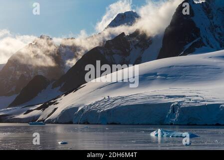 Landscape of snow covered island in South Atlantic Ocean, Antarctica Stock Photo