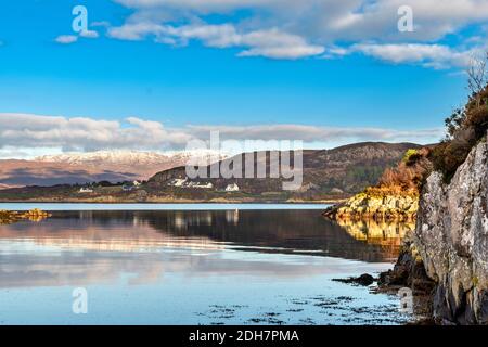 KYLE OF LOCH ALSH ROSS-SHIRE SCOTLAND MORNING VIEW TO THE WHITE HOUSES OF BADICAUL APPLECROSS SNOW COVERED MOUNTAIN RANGE IN THE DISTANCE Stock Photo
