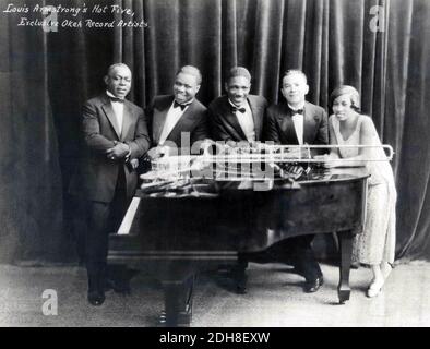LOUIS ARMSTRONG (1901-1971) American trumpeter, band leader here with his Hot Five in 1925. From left:Johnny Dodds, Louis Armstrong, Johnny St. Cyr, Kid Ory, Lil Hardin Armstrong (wife) Stock Photo
