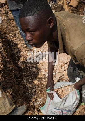 Artisanal illegal mining in Democratic Republic of Congo Stock Photo