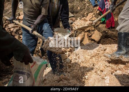 Artisanal illegal mining in Democratic Republic of Congo Stock Photo