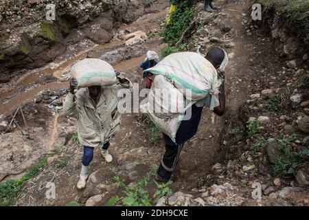 Artisanal illegal mining in Democratic Republic of Congo Stock Photo