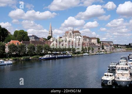 Auxerre (northern France): overview of the city and the walkway along the Yonne River Stock Photo