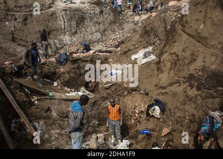 Artisanal illegal mining in Democratic Republic of Congo Stock Photo