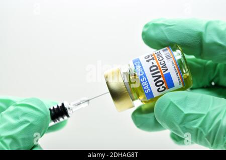 Corona-Impfstoff und Impfspritze, Symbolfoto Corona-Impfmittel