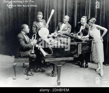 LOUIS ARMSTRONG (1901-1971) American trumpeter and band leader at left with his Hot Five in 1925. From left: Louis Armstrong, Johnny St.Cyr, Johnny Dodds, Kid Ory, Lil Hardin Armstrong Stock Photo