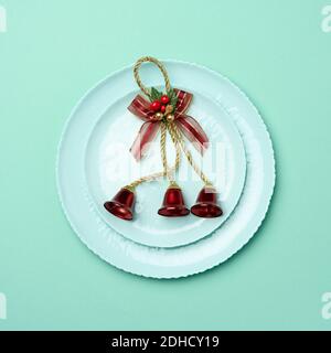 Green round red ceramic plate, festive table setting for christmas and new year Stock Photo