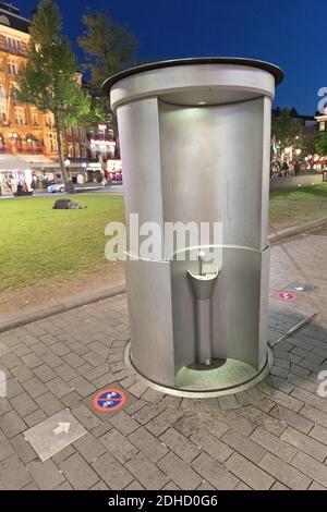 Hensigt Hindre beton Pop Up Public Urinal in Amsterdam at Night Stock Photo - Alamy