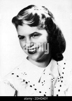 1950 : The celebrated american woman poet SYLVIA  PLATH  ( boston 1932 - London 1963 ) , wife of poet Ted hughes , in high school graduation photo - POESIA - POETRY - POETESSA - POETA - smile - sorriso - suicidio - suicide - suicida - scrittrice - writer - letteratura - literature - letterato - personality when was young - personalità da giovani da giovane  ---  Archivio GBB Stock Photo