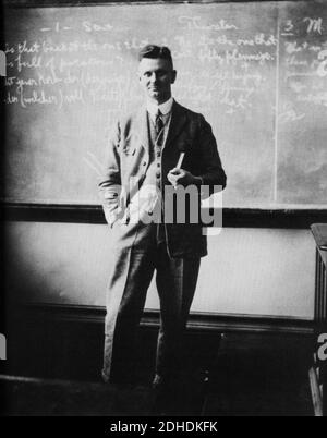 1930 , Massachusetts , U.S.A.  : The Professor of Massachusetts Institute of Technology Otto Plath, father of  celebrated american woman poet SYLVIA  PLATH  ( Boston 1932 - London 1963 )  - POESIA - POETRY - POETESSA - POETA - smile - sorriso - suicidio - suicide - suicida - scrittrice - writer - letteratura - literature - letterato  - portrait - ritratto - professore - insegnante - teacher  ----  Archivio GBB Stock Photo