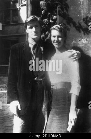 1956 , spring , Paris ,France.  : The celebrated american woman poet SYLVIA  PLATH  ( Boston 1932 - London 1963 ) with his housband  the poet Ted hughes , in Paris just after their honeymoon in Benidorm , Spain   - POESIA - POETRY - POETESSA - POETA  - suicidio - suicide - suicida - scrittrice - writer - letteratura - literature - letterato  - personality when was young   - personalità da giovani giovane  - portrait - ritratto - viaggio di nozze - marito e moglie - coniugi  ---  Archivio GBB Stock Photo