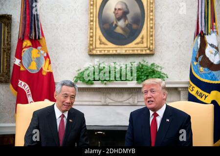 US President Donald Trump (R) welcomes Prime Minister Lee Hsien Loong (L) of Singapore to the Oval Office before a series of meetings between the two at the White House in Washington, DC, USA, 23 October 2017. The meeting comes less than two weeks before President Trump makes an extended trip to the Asia-Pacific region. Stock Photo