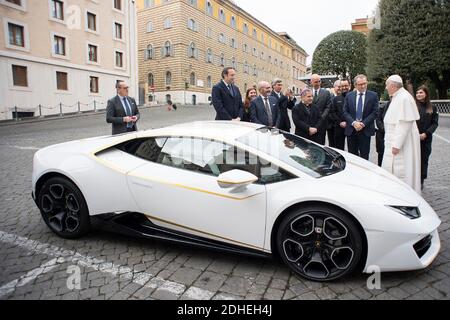 til bundet Bekræftelse Agurk Pope Francis receives a Lamborghini 'Huracan' at the Vatican on 15 November  2017. Luxury sports car maker Lamborghini has presented Pope Francis with a  brand-new, special edition Huracan that will be auctioned off with the  proceeds donated to charity ...