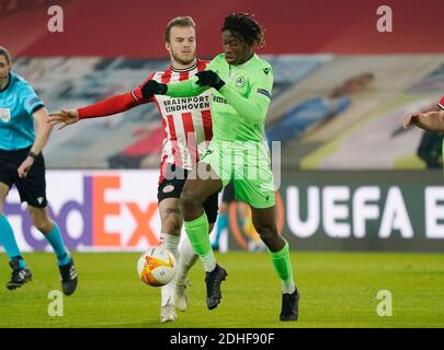 Eindhoven, Netherlands. 10th Dec, 2020. Jorrit Hendrix (PSV) in duelwith Kaly Sene of Omonoia FC during Uefa Europa League PSV Eindhoven vs Omonoia FC on December 10, 2020 in Eindhoven, Netherlands Photo by SCS/Soenar Chamid/AFLO (HOLLAND OUT) Credit: Aflo Co. Ltd./Alamy Live News Stock Photo