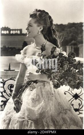 1955 , AUSTRIA :  The movie actress  ROMY  SCHNEIDER ( 1938 - 1982 )  as the Queen Empress SISSI  Elisabeth Absburg of Austria in   '  Sissi  '  by Ernst Marischka - ATTRICE - MOVIE - FILM - CINEMA - ASBURGO - ABSBURGO -  portrait - ritratto   -    - orecchino - orecchini - eardrop - eardrops - ear-drop  - jewellery - jewel - jewels - gioiello - gioielli - collana di perle - necklace - neck-lace - pearls - pearl - perla - scollatura - neckline - neckopening  - profilo - profile - sorriso - smile - rosa - rose - roses - honeysuclerose  ----   Archivio GBB Stock Photo