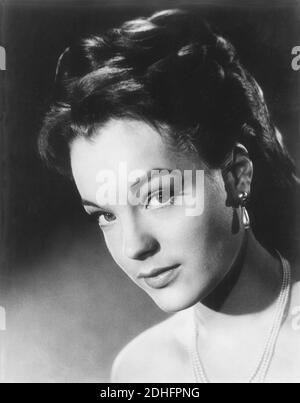1955 :  The movie actress ROMY  SCHNEIDER ( 1938 - 1982 ) as the Queen Empress SISSI  Elisabeth Absburg of Austria in   '  Sissi  '  by Ernst Marischka - ATTRICE - MOVIE - FILM - CINEMA - ASBURGO - ABSBURGO -  portrait - ritratto   -    - orecchino - orecchini - eardrop - eardrops - ear-drop  - jewellery - jewel - jewels - gioiello - gioielli - collana di perle - necklace - neck-lace - pearls - pearl - perla - scollatura - neckline - neckopening  ----   Archivio GBB Stock Photo