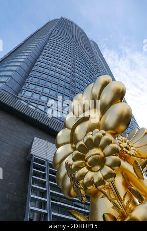 A giant gold flower statue by Japanese artist Takashi Murakami in Roppongi Hills, Tokyo, Japan. Stock Photo