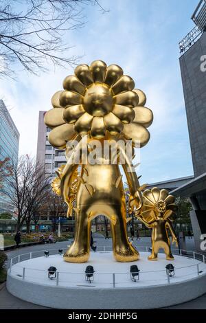 A giant gold flower statue by Japanese artist Takashi Murakami in Roppongi Hills, Tokyo, Japan. Stock Photo