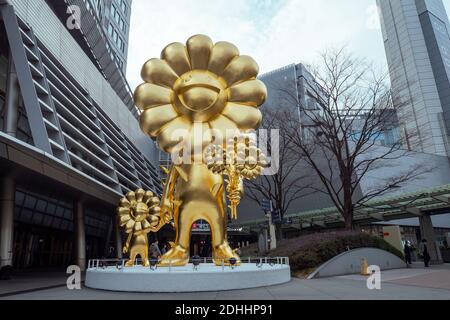 A giant gold flower statue by Japanese artist Takashi Murakami in Roppongi Hills, Tokyo, Japan. Stock Photo