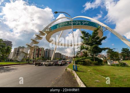 Famous Biswa Bangla Gate art gallery also known as the Kolkata Gate at Rajarhat New Town with view of city traffic Stock Photo