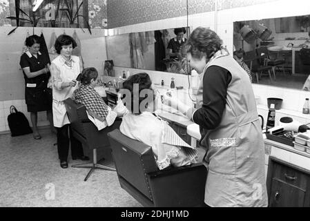 30 November 1984, Saxony, Eilenburg: In a hairdressing salon in the mid-1980s, women are sitting and being groomed by hairdressers. Exact date of recording not known. Photo: Volkmar Heinz/dpa-Zentralbild/ZB Stock Photo