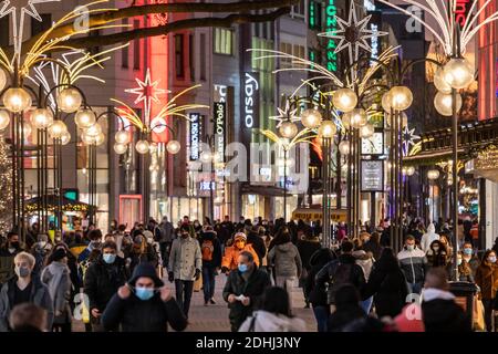 Countless people shopping in the run-up to Christmas on Schildergasse in Cologne during the partial lockdown due to the corona pandemic Stock Photo
