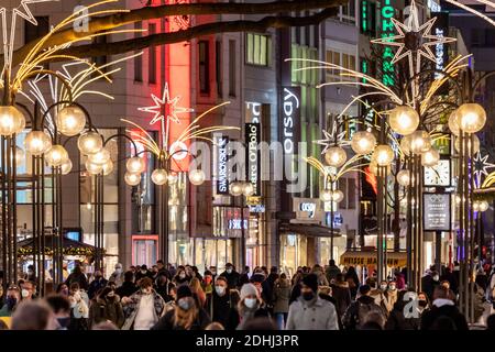 Countless people shopping in the run-up to Christmas on Schildergasse in Cologne during the partial lockdown due to the corona pandemic Stock Photo