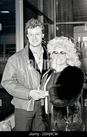 Barbara Windsor and boyfriend Stephen Hollings at London Heathrow Airport, 14th October 1984 Stock Photo