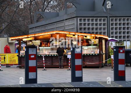 As an alternative to the canceled Weihaftertsmarkets, there are individual stands this year with Weihaftertsschmuck and offers such as mulled wine, almonds and bratwurst, here in City West on Breitscheidplatz. Berlin, December 10th, 2020 | usage worldwide Stock Photo