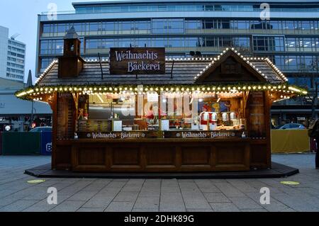 As an alternative to the canceled Weihaftertsmarkets, there are individual stands this year with Weihaftertsschmuck and offers such as mulled wine, almonds and bratwurst, here in City West on Breitscheidplatz. Berlin, December 10th, 2020 | usage worldwide Stock Photo