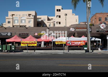 Los Angeles, CA USA - December 3, 2020: A large outdoor dining area set up to comply with Covid-19 restrictions is deserted after California ordered a Stock Photo